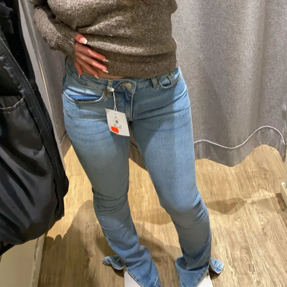 Säljer ett par ljusblå jeans i bootcut+ slim fit. De är använda och är lite slitna vid fötterna men det är inget man tänker på. Om man känner sig osäker på grund av detta så kan jag skicka en bild på hur det ser ut och då får man bestämma själv. Jeansen är lågmidjade. De är köpta från bibok för 700 kr men säljer för max 350kr. Pris går att diskuteras/sänkas om man vill!. Jeans & Byxor.