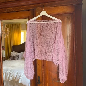 Ljuslila stickad tröja - Jättefin ljusrosa stickad tröja med en luftig och transparent design. Perfekt för lager-på-lager looken! långa ärmar i ballongmodell! Storlek M💗