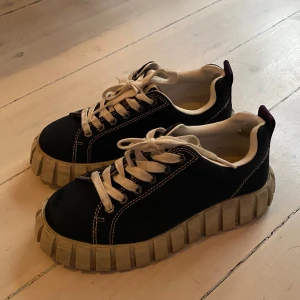 Eytys odessa strl 37 - Säljer ett par Eytys sneakers i mycket bra skick. Slitage på insidan vid hälen men annars bra. 