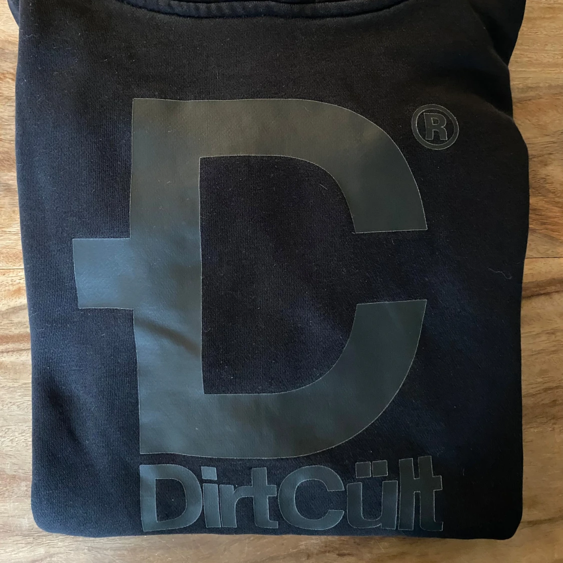 Svart hoodie från DirtCült