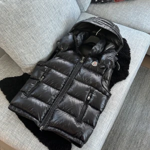 Moncler väst  - Säljer en moncler bormes väst i riktigt fint skick! Finns en liten lagning som knappt syns. Dm för fler bilder. Äktehetsbevis finns kolla alla bilder samt tags medföljer! Västen är en 2021 modell. Storlek 1 passar S/m. Nypris 13 000
