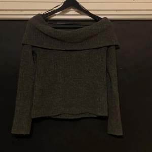 Säljer en superfin grå offshoulder tröja från H&M i storlek S. Den är stickad och har långa ärmar, perfekt för höst och vinter. Nyskick, nypris 200kr