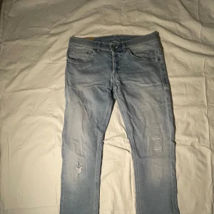 Dondup george  - Dondup jeans[] modell-George skinny fit[] feta med slitningar vilket är populärt[]den har en slitning på sista bilden som ja inte säker på om d är design eller modellen[] MVH