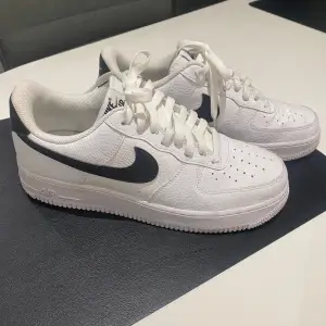 Äkta Nike air force 1 . Använda 3 ggr  Herr storlek 42,5