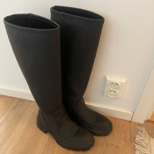 Svarta höga stövlar Zara - Svarta stövlar från Zara