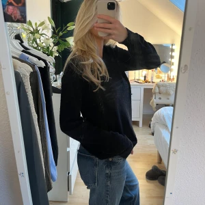 Stickad tröja  - Den perfekta stickade tröjan till hösten 💋💋Använd men i gott skick! Fraktkostnad tillkommer. 