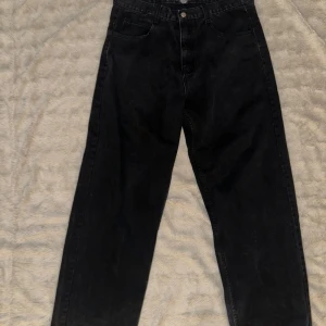 Svarta jeans från Southpole - Säljer ett par svarta jeans från Southpole i storlek 36. De har en klassisk femficksdesign och är i bra skick. Perfekta för en casual look och passar till det mesta. Tillverkade i Pakistan.