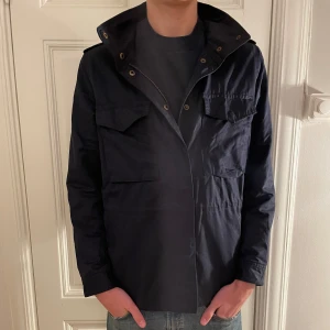 Field jacka - Säljer denna mörkblåa Field jacka från HM:s ”luxary collection” nypris 1200kr hör av er vid eventuella frågor