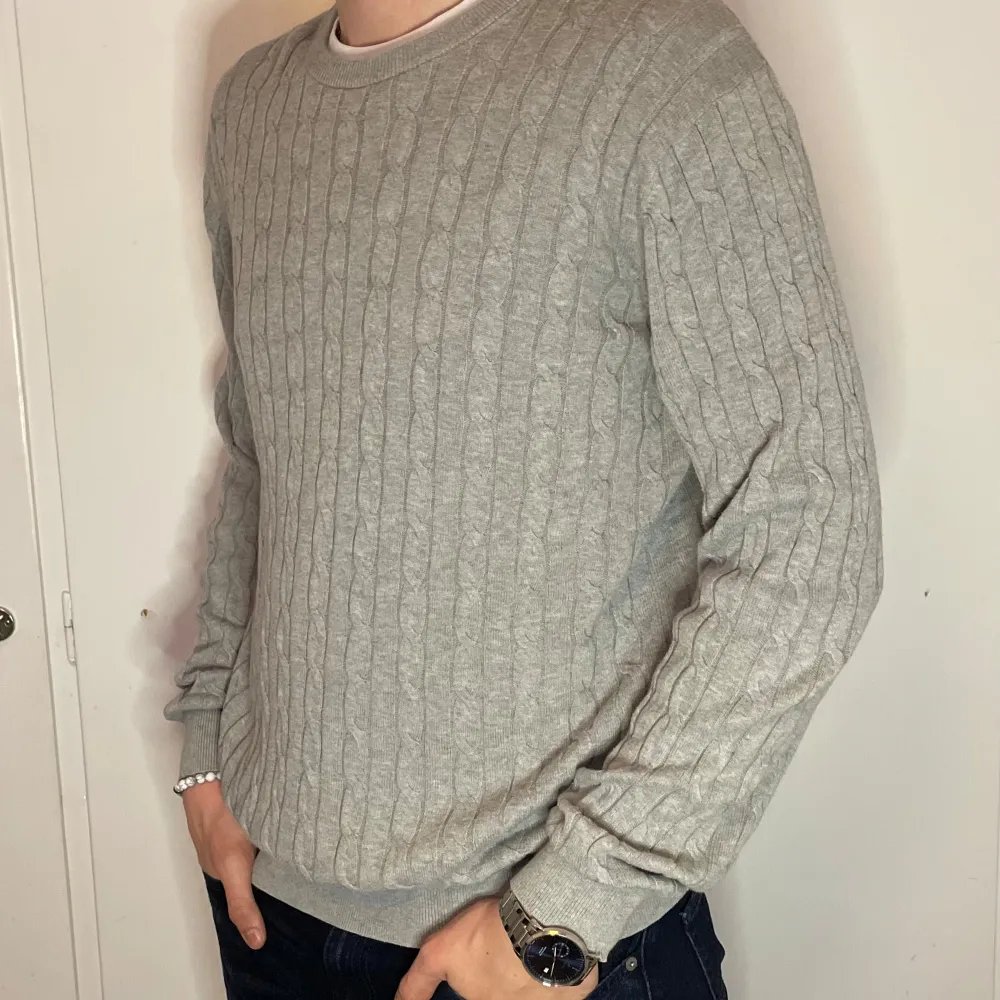 Säljer nu denna snygga Crewneck från Uniqlo i storlek XL. Cable knitted, är i perfekt skick och i färgen grå. Nypris 650, mitt pris 195. Tröjor & Koftor.