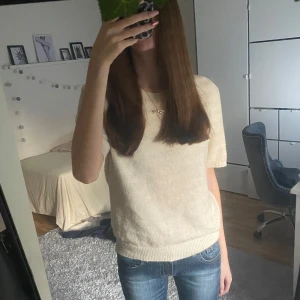 Beige stickad T-shirt  - Fin beige stickad T-shirt från H&M🩷Tror inte den säljs längre då den inte finns på hemsidan, passar till allt💓