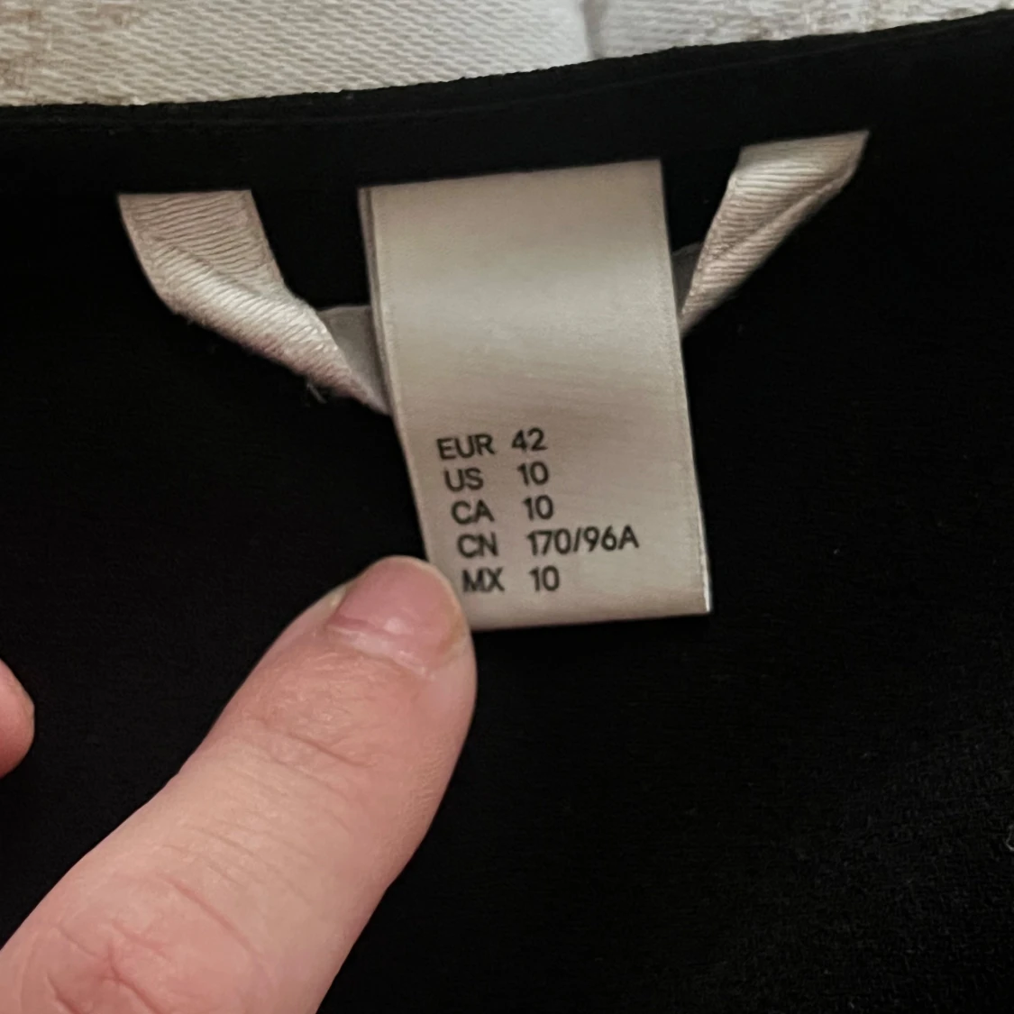 Svart skjorta med nitar - 92