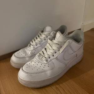 Säljer ett par klassiska vita Nike Air Force sneakers i bra skick. De har en stilren design med snörning och är perfekta för vardagsbruk. Skorna är bekväma och passar till det mesta. Perfekta för både vår och sommar! Har lite defekter runtom, sulan är också väldigt sliten. Kan sänka priset o skicka bilder.