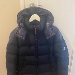 Moncler chevalier  - Säljer nu denna riktigt feta vinterjackan av moncler i modellen Chevalier. Jackan är i mycket fint skick och färgen navy blue och är i storlek 4, men sitter med som M-S!! Nypris ca 12 000. Skriv gärna vid funderingar:)