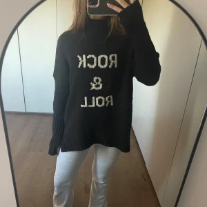 Zadig - Svart stickad tröja - Säljer en svart stickad tröja från Zadig🖤Tröjan har en hög krage och långa ärmar, perfekt för kyliga dagar. Den är både bekväm och stilren, idealisk för en avslappnad look. Passar bra till jeans eller leggings! Nypris ca: 3700kr