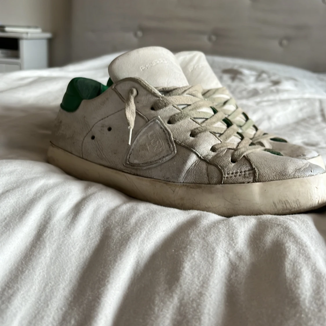 Vita Philippe model sneakers med gröna detaljer