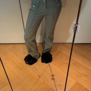 Gröna byxor med fickdetaljer - Snygga gröna byxor i normal passform med coola fickdetaljer och knappar. Perfekta för en avslappnad stil✨Har använt ca 5 gånger -inget tecken på användning! Köptes här på Plick för ungefär 2 år sen och är i storleken 38 och passar mig som är 167 cm lång perfekt ✨