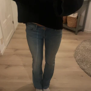 Blå jeans från Lee - Säljer ett par snygga blå jeans från Lee i bra skick. De har en klassisk bootcut-stil. Jeansen är mitt emellan hög midja och låg midja mer åt låg midja skulle jag säga och har en bekväm passform.💙(skriv om ni har någon fråga/bild)
