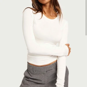 Vit långärmad tröja - Fin & skön tröja som är nyligen köpt men tyvärr inte kommer till användning. Den är lång i armarna och väldigt skön. Storlek S. Har tyvärr inga bilder med den på än, men om någon önskar så kan jag givetvis lösa.