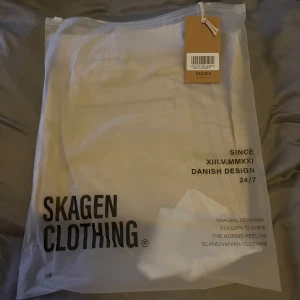 Beige linnebyxor från Skagen - Säljer ett par snygga beige linnebyxor från Skagen i storlek M. Byxorna har en avslappnad passform med elastisk midja och knappstängning. Perfekta för en stilren och bekväm look, oavsett om det är för vardag eller fest. Helt nya och oanvända!