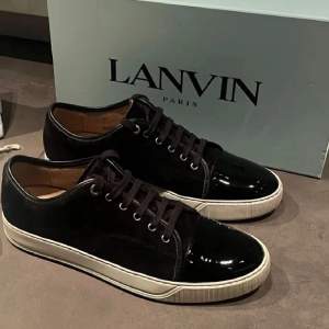 Snygga svarta sneakers från Lanvin i bra skick. Öppen för att diskutera pris