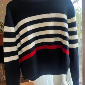 Stickad tröja ifrån Zara - Stickad tröja ifrån Zara i storlek M🫶🏻 Lite nopprig(kan skicka fler bilder) därav priset💕