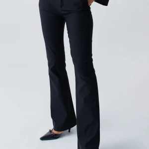 Svarta kostymbyxor - Snygga svarta kostymbyxor från Gina tricot. Mid waist bootcut modell och jättebekvämt material. Endast använda en gång. Hör av er om ni har några frågor!💗