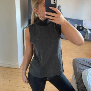 Grå ärmlös polotopp - Stickad kortärmad polo, nyskick