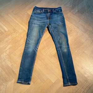 Nudie Jeans - Säljer ett par washed slim jeans från Nudie Jeans i storlek 28/30. Kom pm om du har frågor✌️