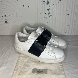 Valentino skor  - Skick 8,5/10 Size 40 2799:- Box finns!