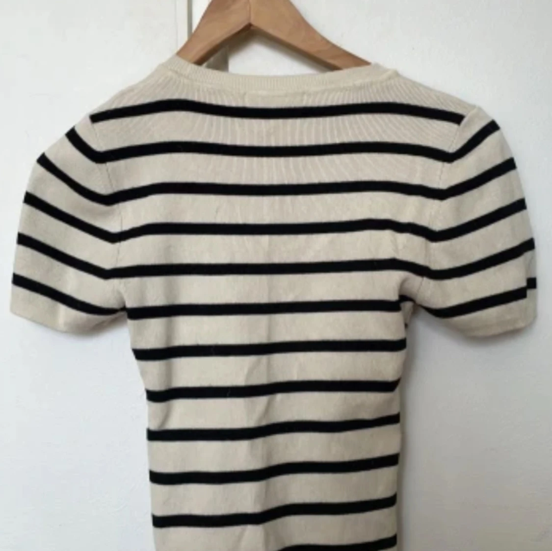 Randig kortärmad topp från Gina Tricot - 91