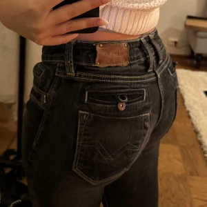 Lowwaist Replay jeans - Säljer ett par så snygga lågmidjade jeans från Replay. De har fina detaljer vid fickor och midja och en bra passform. Perfekta för vardag och fest! Innerbenslängd: 82 och midja: 74
