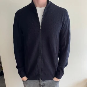 Massimo Dutti Zip-tröja - Säljer denna fina Massimo Dutti zip-tröja då den inte kommit till användning. Skriv gärna om du har en fråga. 