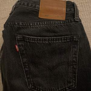 Säljer ett par klassiska svarta Levi's 501 jeans i storlek W32 L32. De har en knappgylf och den ikoniska femficksdesignen. Perfekta för både vardag och fest. Passar till allt och är i mycket bra skick!