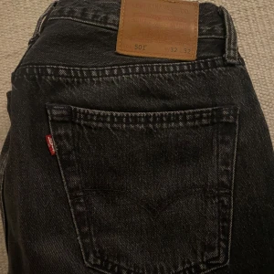 Svarta Levi's 501 jeans - Säljer ett par klassiska svarta Levi's 501 jeans i storlek W32 L32. De har en knappgylf och den ikoniska femficksdesignen. Perfekta för både vardag och fest. Passar till allt och är i mycket bra skick!