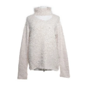 Vit lurvstickad tröja - Supermysig vit fluffig tröja med utskärning vid kragen.🥰