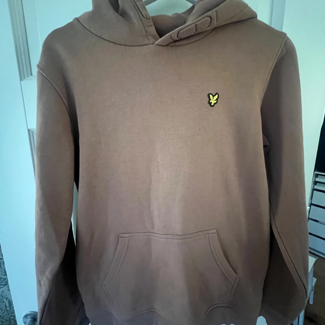 Brun hoodie med logga