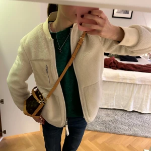 Vit fleecejacka från Boss - Vit jacka från boss i strl 32, passar en xs/s! Köpt föra året på nk för ca 3000kr🥰 I superfint skick🫶🏻