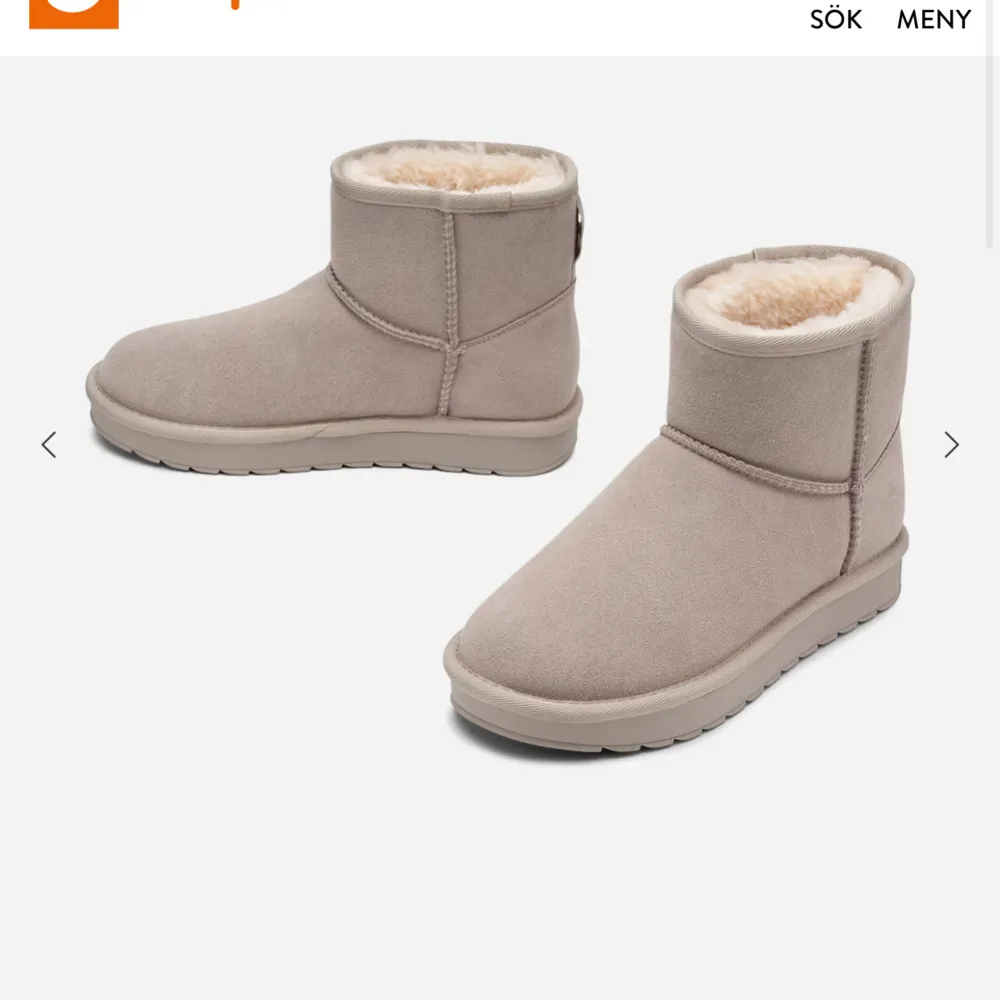 Supermysiga beige boots med fluffigt foder inuti, perfekta för kalla dagar. De har en enkel design med en rund tå och en platt sula som ger bra komfort. Passar perfekt till både vardag och avslappnade tillfällen. Håll fötterna varma och stiliga i vinter! Skriv privat för fler bilder skorna är använda en gång helt felfria några lappar finns kvar köpta för 599 mitt pris är 350 garanterat helt nya.. Skor.