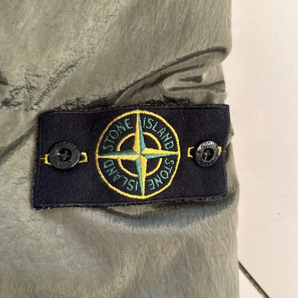 Hej, säljer denna varma och sköna Stone Island puffer jacket i Olive grön. Storlek M och säljs för 4000 kr. Nypris 12 000 kr. En av dragkedjorna är sönder men det är inget som påverkar jackan. Därför säljs jackan för så bra pris. . Takit.