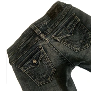 true religion jeans! - säljer mina gammla favorit jeans eftersom dom inte kommer till användning så mycket längre😕💕 ena knappen på bakfickan saknas! de är lågmidjade och bootcut!🩷 (sydda för att bli mer utsvängda) storlek 24, mått: midja-36 cm innerben- 78 cm 