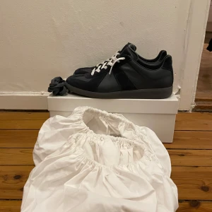 Maison margiela skor - Säljer nu mina sprillans nya maison margiela skor i färg mörkblå storlek 41 men skulle säga det passar 42 allt og medföljer skick 10/10 ny pris ligger runt 6500 mitt pris 3800 men går att diskutera 