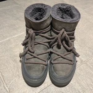 Grå inukkis - Mörkgrå inukkis, använda 1 vinter. Orginalpris 2999kr.❄️storlek 40, har själv 39 och funkade perfekt