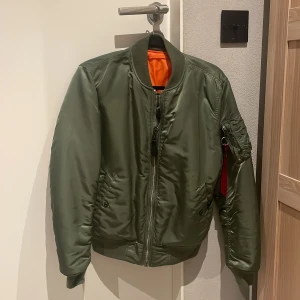 Alpha Industries - Säljer denna jackan från Alpha industries. Knappt använd! Ny pris 1699, mitt pris 199. Storlek XS
