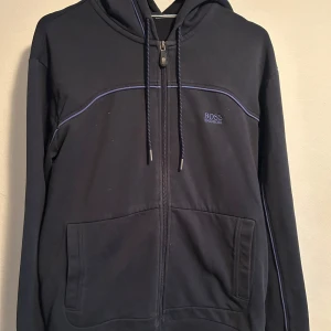 Hugo Boss hoddie - Säljer min hugo boss hoddie då jag inte använder den. Den är storlek L men passa S/M mycket bättre alltså den e liten i sin storlek