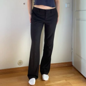 Svarta lågmidjade kostymbyxor - Säljer ett par stilrena lågmidjade svarta kostymbyxor i bra skick. Midjemått- 42, innebenslängd- 82, höjd 22. Storlek 42, men passar M/L bättre skulle jag säga. Skriv privat för frågor eller flera bilder 🩷