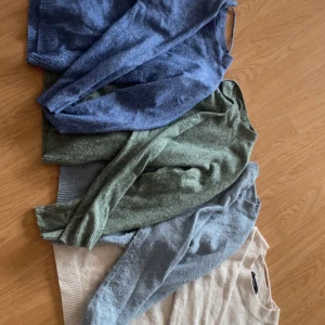 Fyra stickade tröjor i olika färger - Säljer fyra mysiga stickade tröjor i olika färger: blå, grön, ljusblå och beige. Perfekta för höst och vinter med långärmad design. Alla är ifrån Vero moda och är även i storlek M, 100kr styck men även alla för 300. Skriv för bilder på. Kan gå ner i pris genom snabb affär. 