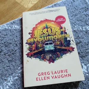 Jesus Revolutionen - Boke 'Jesus Revolutionen' av Greg Laurie och Ellen Vaughn. 