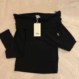 Off shouldee oanvänd - helt ny, helt oandvänd. Storlek M men uppskattas mer som S.  kolla gärna in min andra publiceringar! 