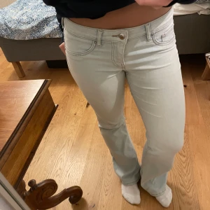 Ljusblå bootcut jeans - Säljer dessa ljusblå bootcut jeans i mycket bra skick. De är i storlek 38, men passar även mig som brukar ha 34/36 i jeans!!🤩