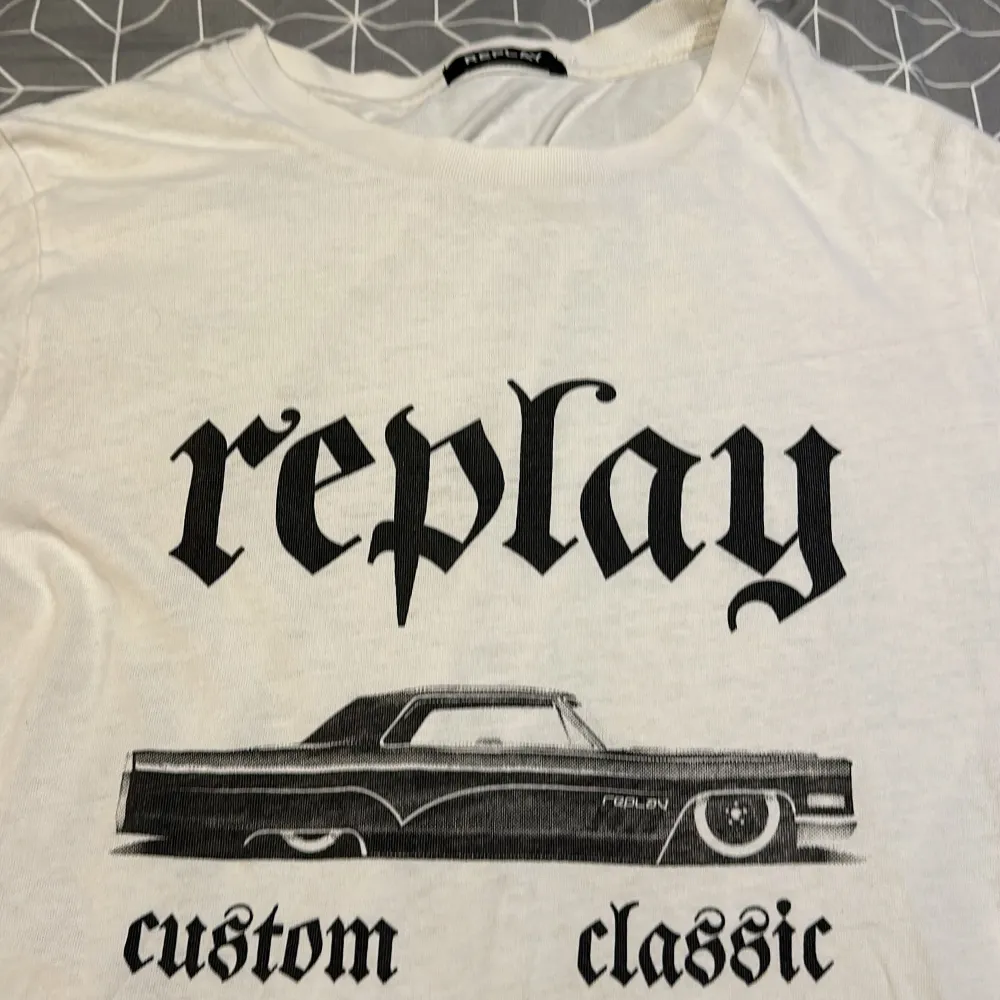 Säljer en vit t-shirt från Replay med coolt tryck av en klassisk bil och texten 'custom classic'. Perfekt för en avslappnad stil. Skön och lätt att bära!. T-shirts.